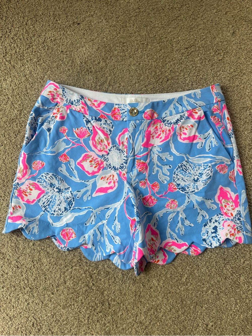 Like New Lilly Pulitzer size 8 Women’s Blue Floral Scallop Hem Shorts